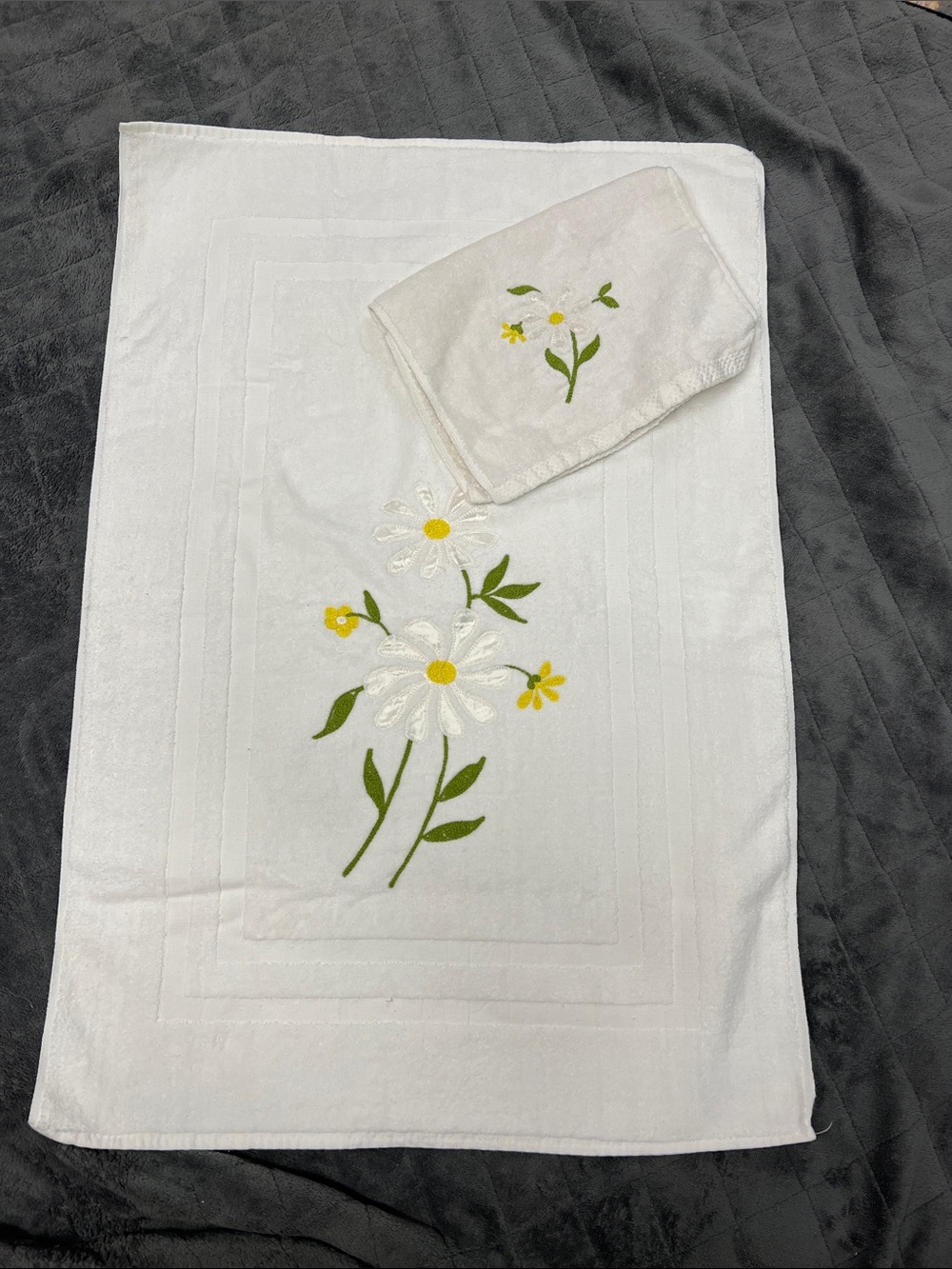 White Floral Embroidered Bath Towel Set with Yellow & Green Accents